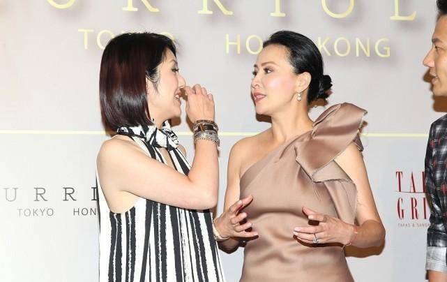 杨千嬅|刘嘉玲的气场真不白给,穿得素淡和杨千嬅夫妇同框,反而很高贵