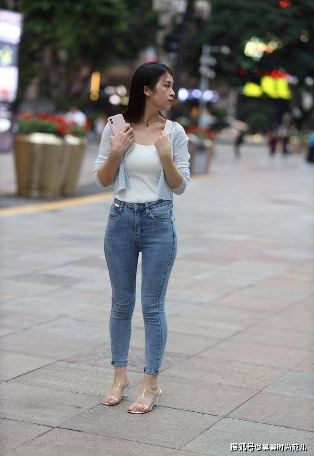 季节|简单的秋日穿搭，离不开针织衫与牛仔裤的组合，轻松应对日常搭配