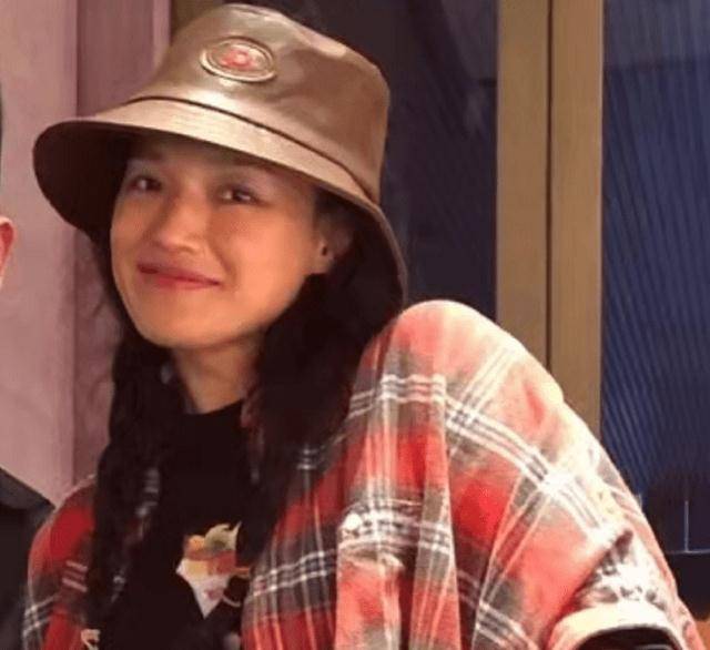 黑色|45岁舒淇与路人合影，扎双麻花辫青春减龄，被赞人美超甜