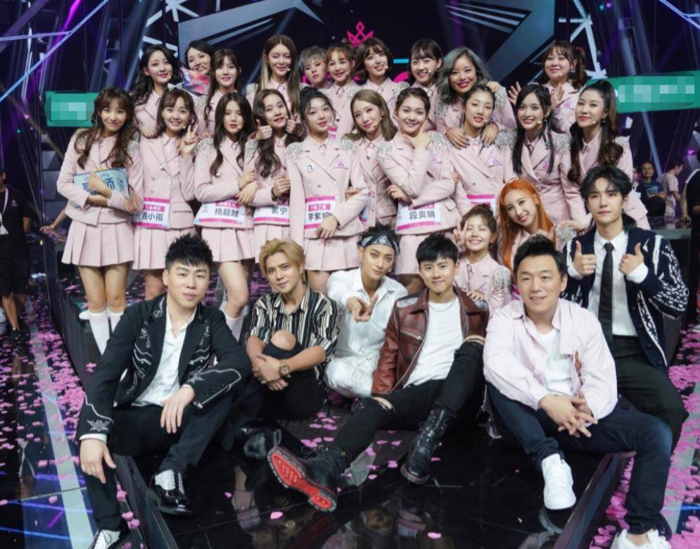 舞台|自卑女孩杨超越，从服务员到顶流明星，是如何改天换命的？