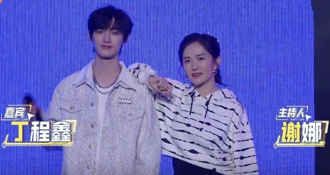 节目组|古力娜扎成常驻嘉宾？站何炅旁边与谢娜平起平坐，将吴昕挤到角落