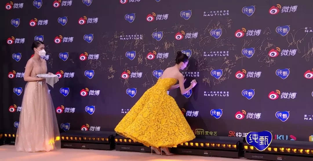 设计|北影红毯看点多,佟丽娅如仙女下凡,董璇深U性感,还有新人爆红