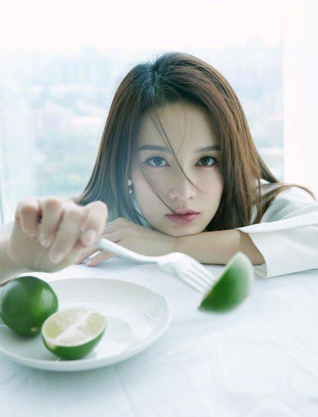 青年|李沁说恋爱中不安的本质是在意