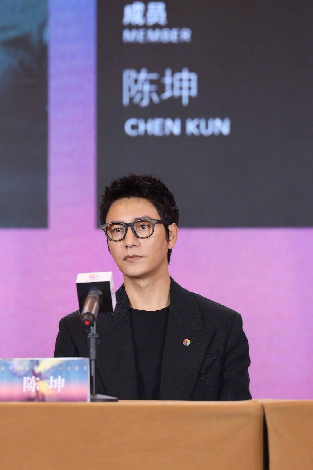 原创巩俐在评委见面会坐c位,穿休闲装气场不减,陈坤戴眼镜反差好大