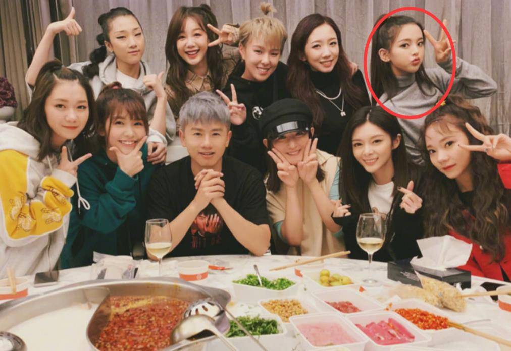 舞台|自卑女孩杨超越,从服务员到顶流明星,是如何改天换命的?