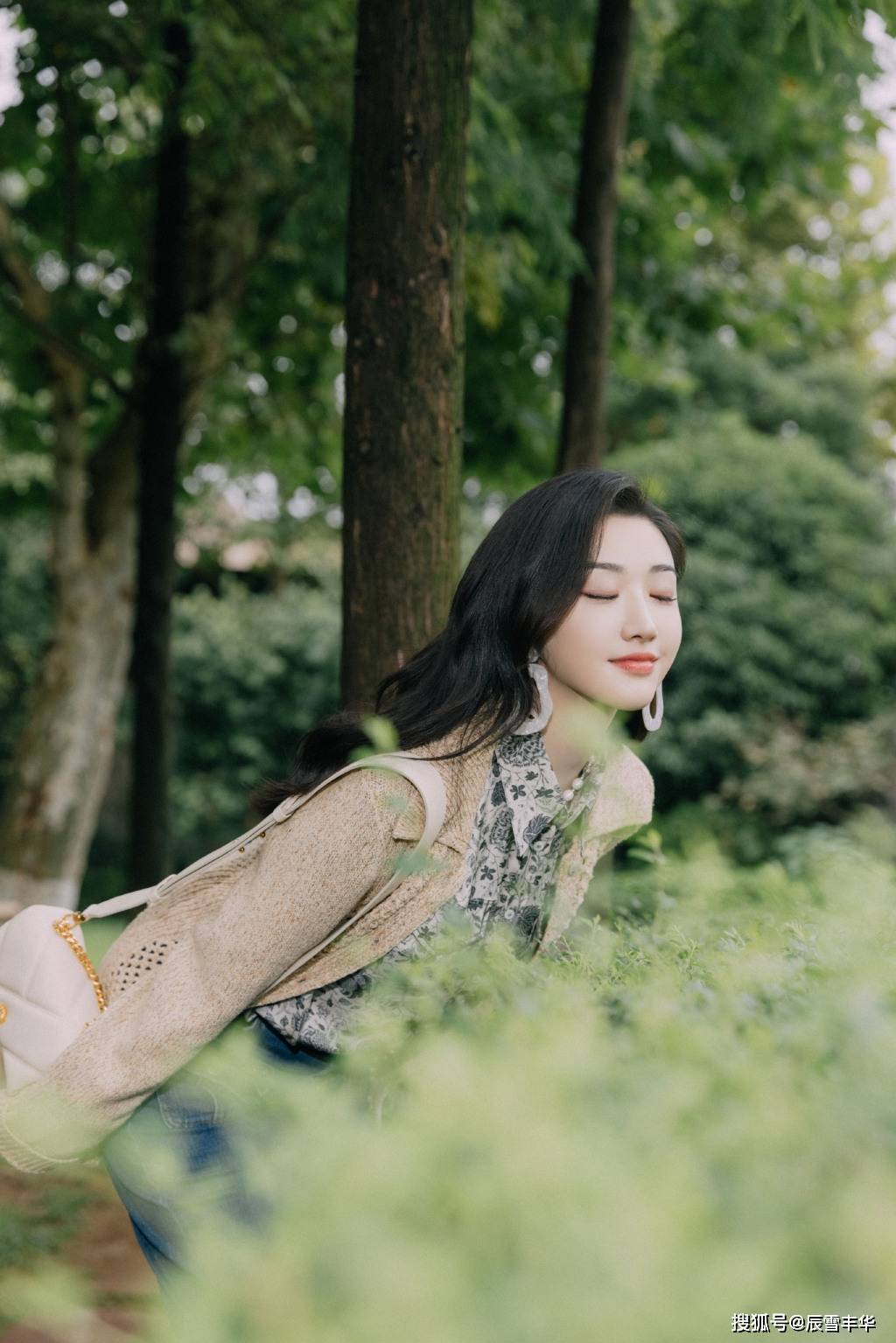 身材|景甜“针织衫”造型真时髦，配花衬衫和牛仔裤，休闲随性却很大气