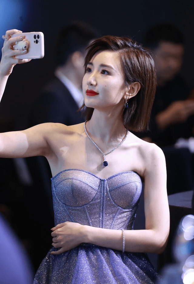 设计 毛晓彤站在两位前辈中间，身穿“星辰大海”好有气质，清纯可人