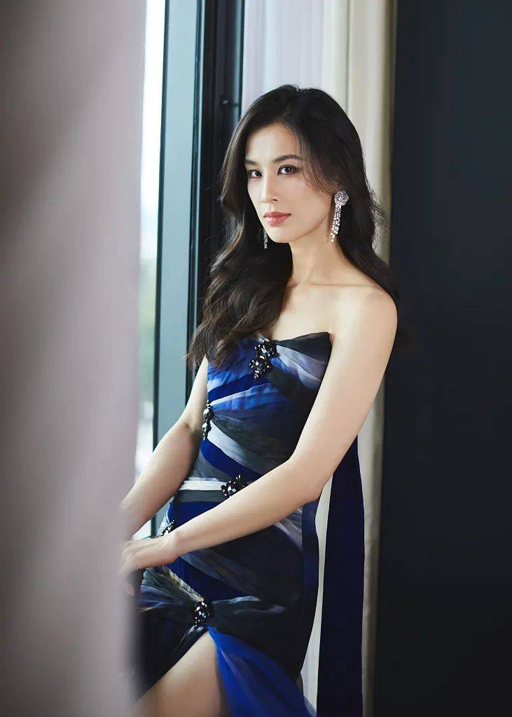 黄圣依扎染抹胸长裙尽显婀娜!雪肤玉貌太性感撩人