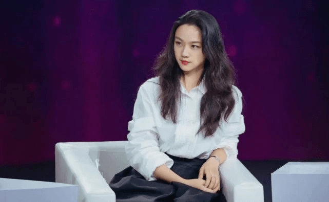 显得 41岁汤唯回国后继续闪耀！白衬衫穿出高级感，连巩俐都要甘拜下风