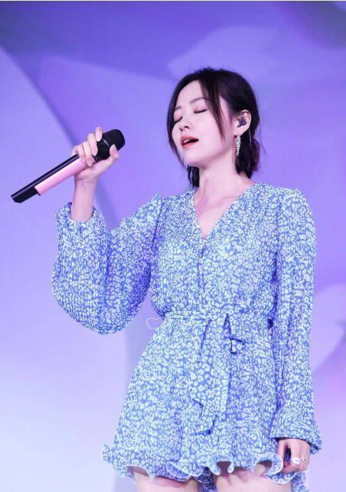 显得 36岁张靓颖素颜走机场,穿银灰色外套好显嫩,发量却暴露真实年龄