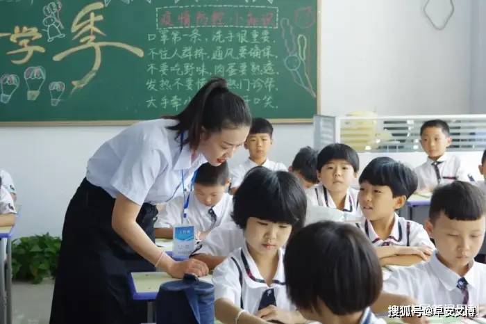 怎么样才可以当上小学老师 137459569849405488301cf8d98192ef.jpeg