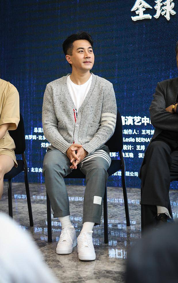 灰白色 刘恺威不愧是“叔圈典范”，机场同框魏大勋也不输气质，成熟稳重