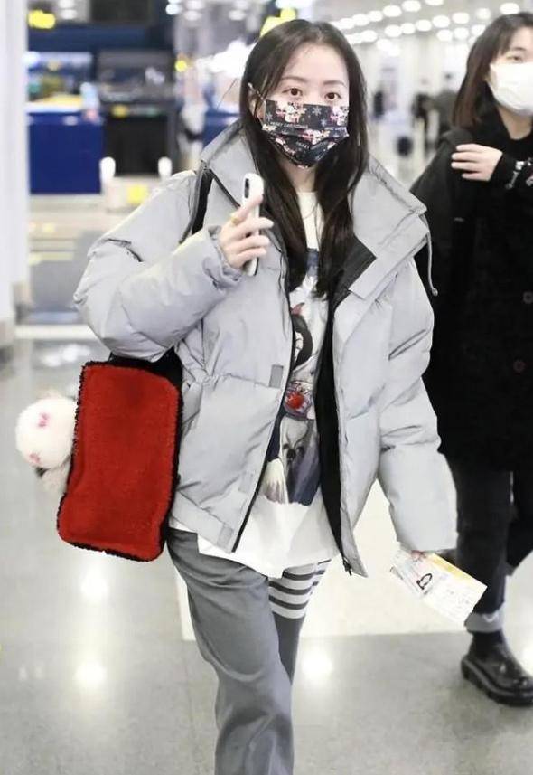 显得 36岁张靓颖素颜走机场,穿银灰色外套好显嫩,发量却暴露真实年龄