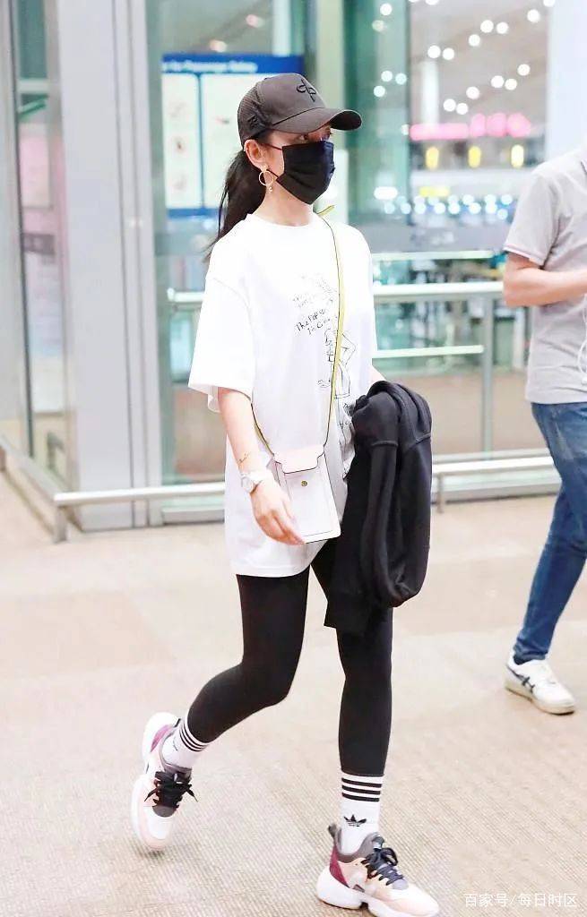 黑色 在机场拍到李冰冰，运动裤里还有打底裤，老寒腿了素颜也沧桑！