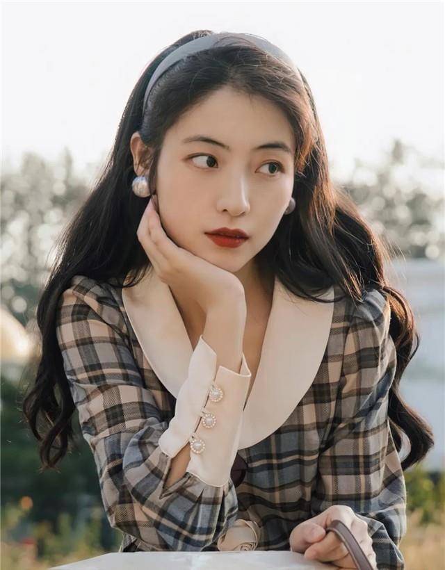 卷发50岁女人最好别留这“4种”发型，不仅大妈感十足，还显老没气质