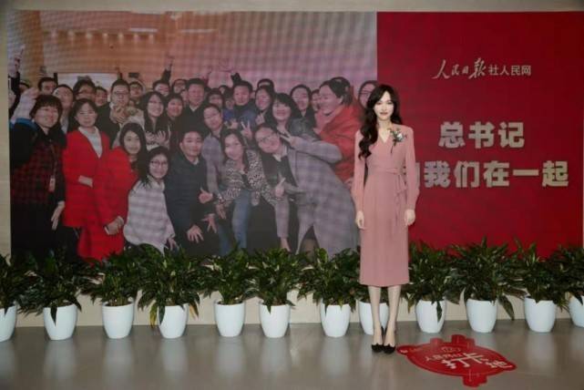 亮点 唐嫣1岁女儿正脸终于曝光！穿纱裙放学回家，完美继承妈妈的颜值