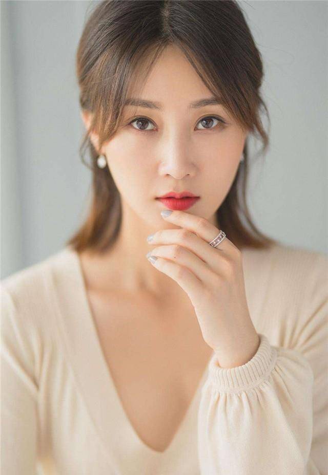 卷发50岁女人最好别留这“4种”发型，不仅大妈感十足，还显老没气质