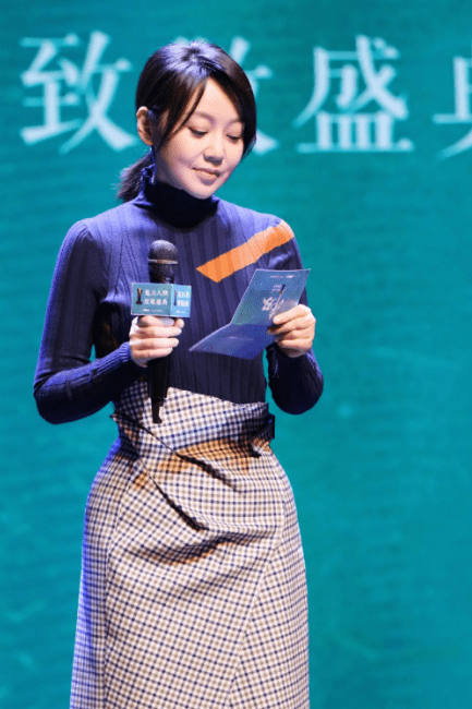 设计 50岁闫妮素颜走机场，颈纹暴露真实年龄，但简约风造型优雅又高级