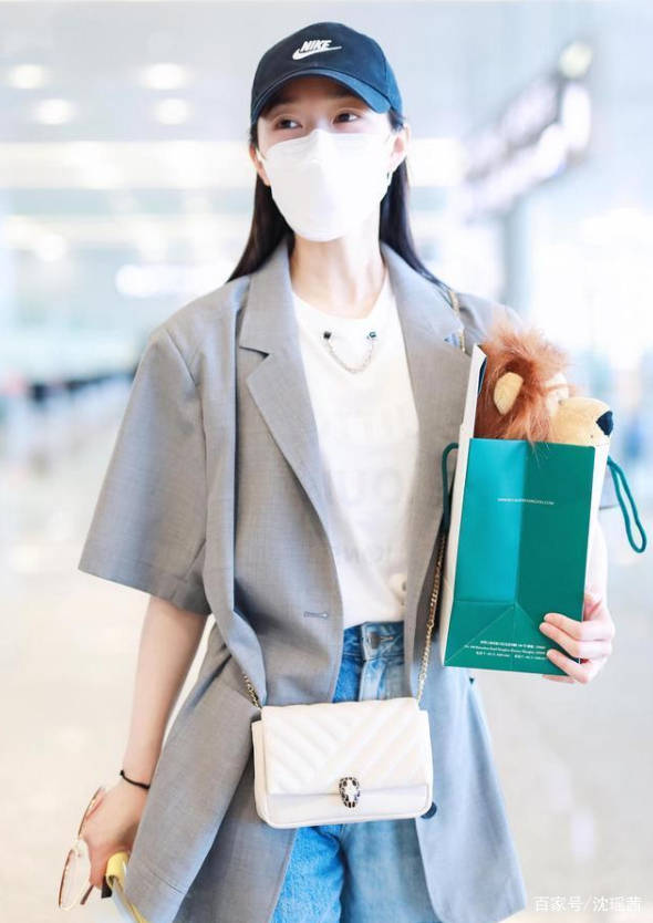 黑色 宋轶素颜现身机场，颜值高就是自信，穿短袖西装配T恤很吸睛