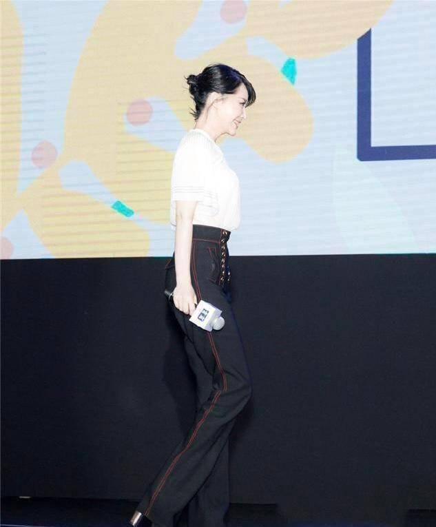 身材|“女神”老了!52岁许晴选择露肩长裙,身材线条难掩面部“痕迹”
