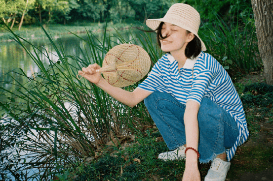 教科书 倪妮素颜游客照好清纯，气质太好了，“教科书式”穿搭不能错过