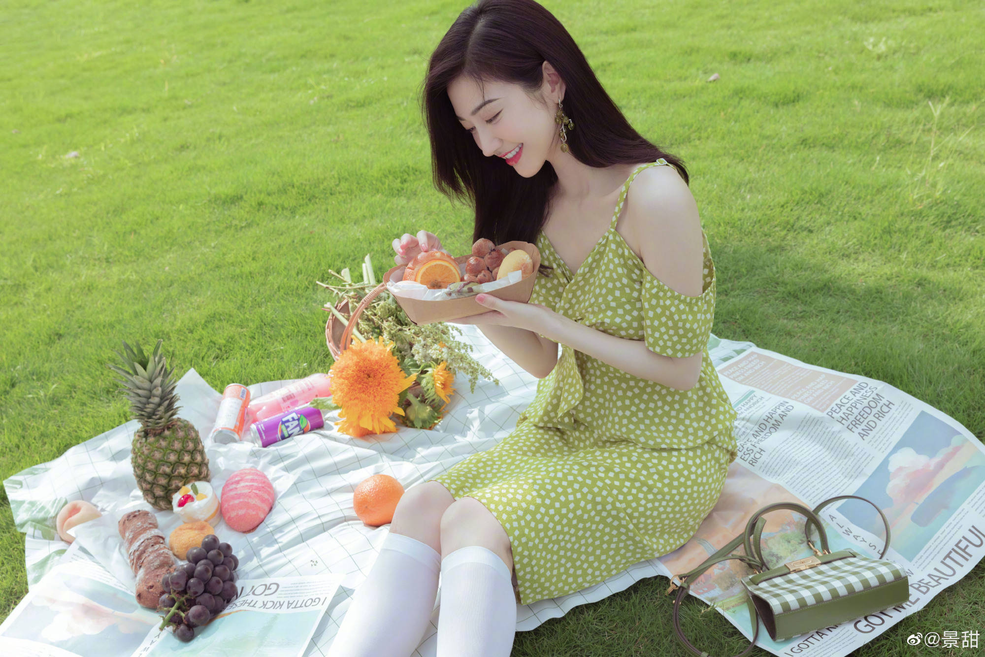 因为女明星拍照的两种状态，摆拍妆容精致还精修，自拍素颜且直男角度