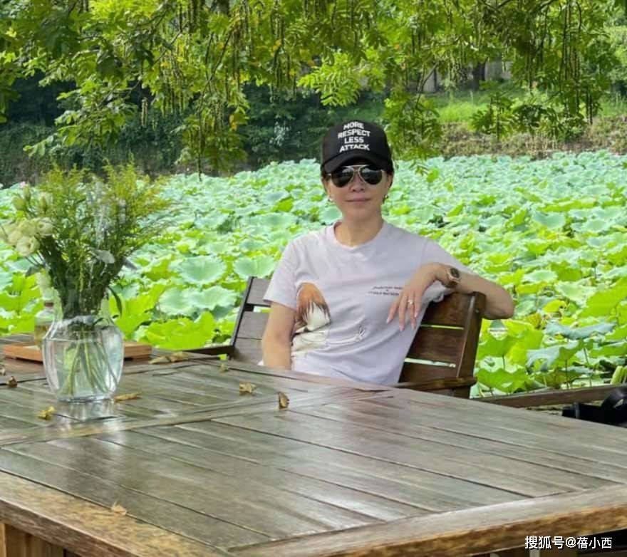 套装 “刘嘉玲”真厉害，穿豹纹衬衫混搭皮裤+黑丝袜，比年轻人还敢穿