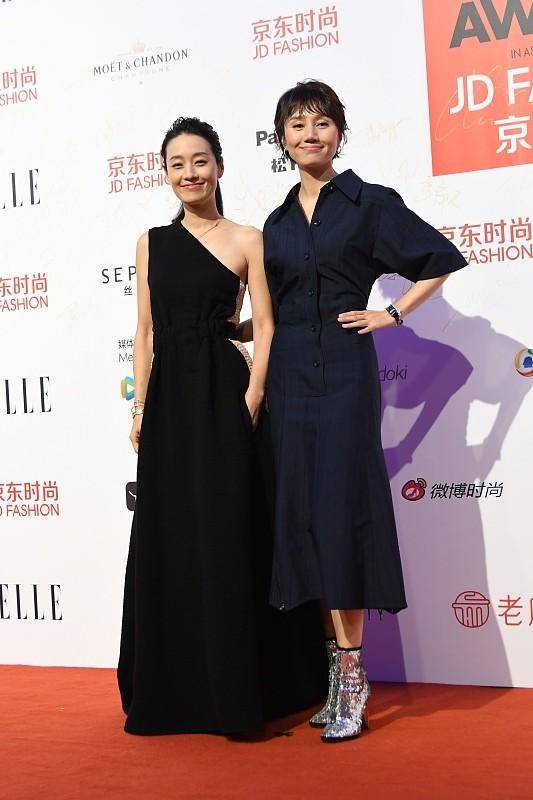 鱼尾 短发袁泉配长发马伊琍，画面不要太和谐，两人优雅恬静女人味十足