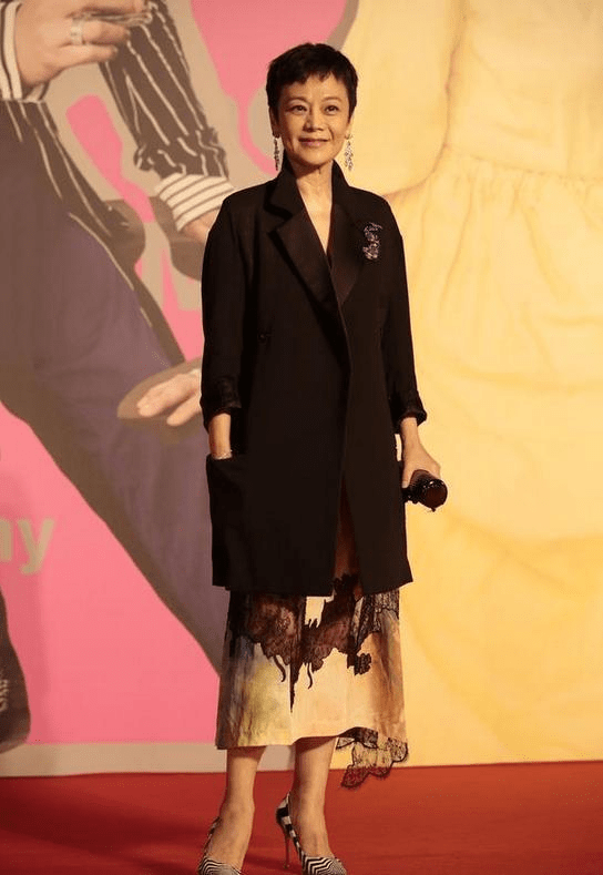 套装 66岁张艾嘉无惧衰老，穿雾霾蓝套装素颜出镜，每条皱纹都藏着优雅