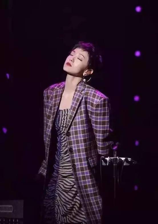 服装 春季挑西装却穿不出气质感？教你从面料、细节上下功夫，超实用