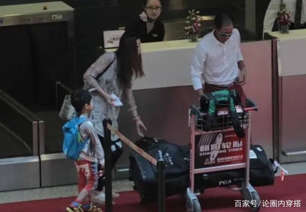 整体 陈坚红穿人字拖见老公，素颜出镜穿着更是随意，颜值是真抗打