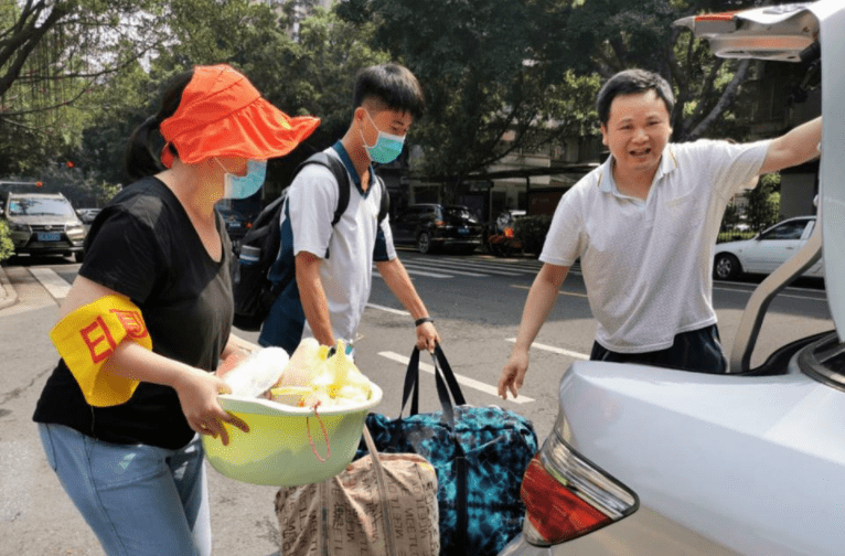 食堂|初中不允许学生带零食,学校门口零食扔一地,对此网友意见不一