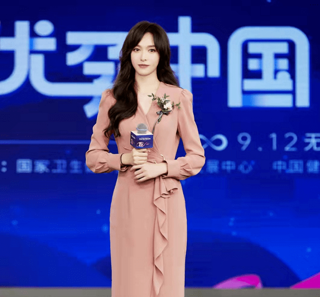 身材 唐嫣放下巨星架子！穿休闲装接女儿放学，娃才一岁多就到妈妈膝盖