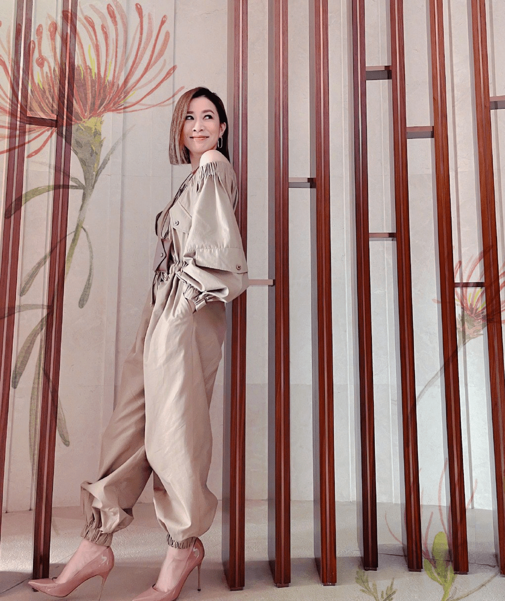 细节 佘诗曼素颜好显嫩,穿粉色连体裤扎丸子头,一点看不出是奔五的人