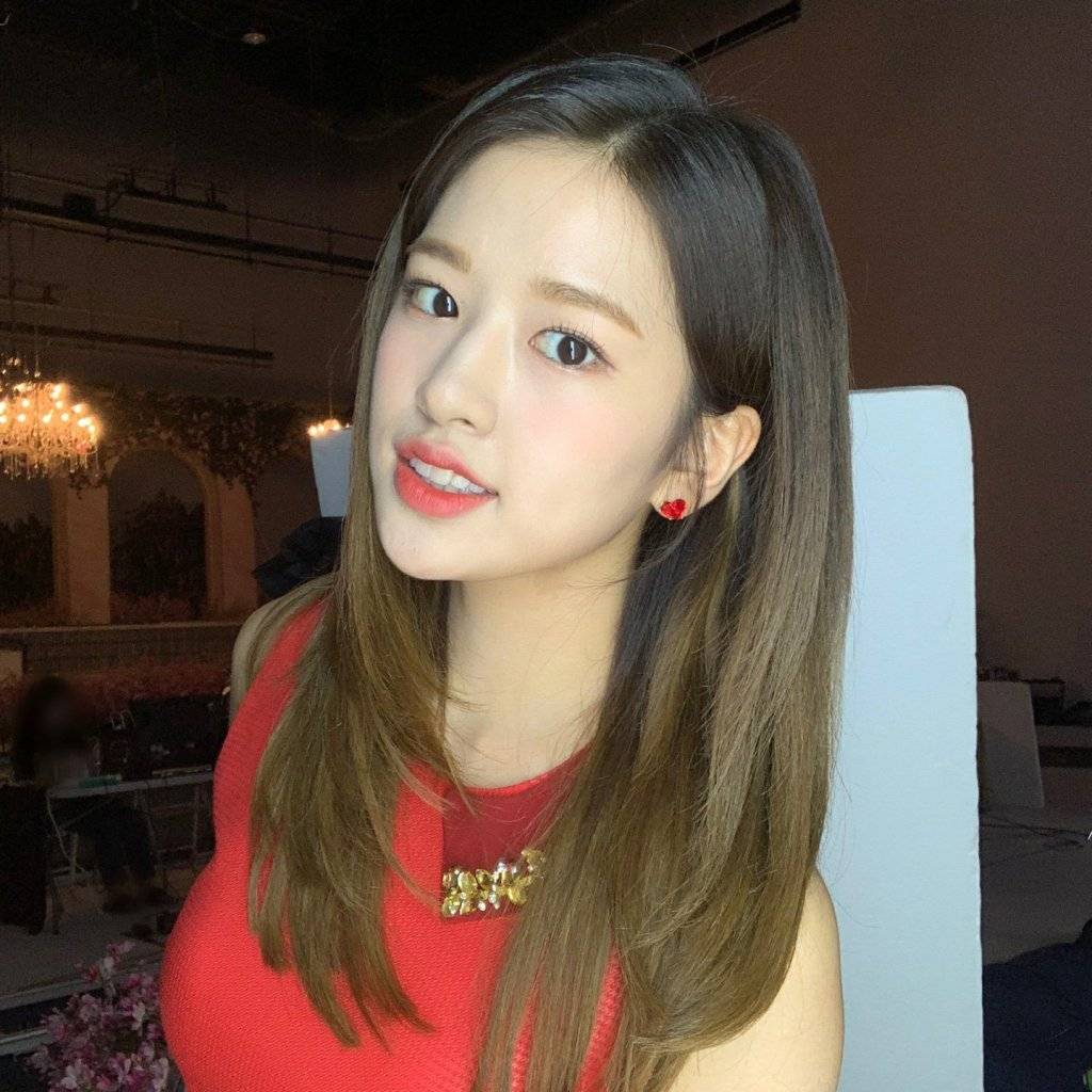 毛衣 IZONE最新私服照太养眼！成员穿搭风格迥异，金珉周无惧秀素颜