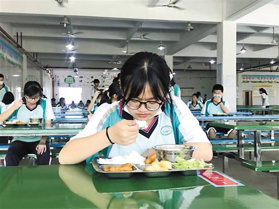 食品|继“喝11瓶奶”事件后,又有学校保安没收月饼,扔了一地让人心疼