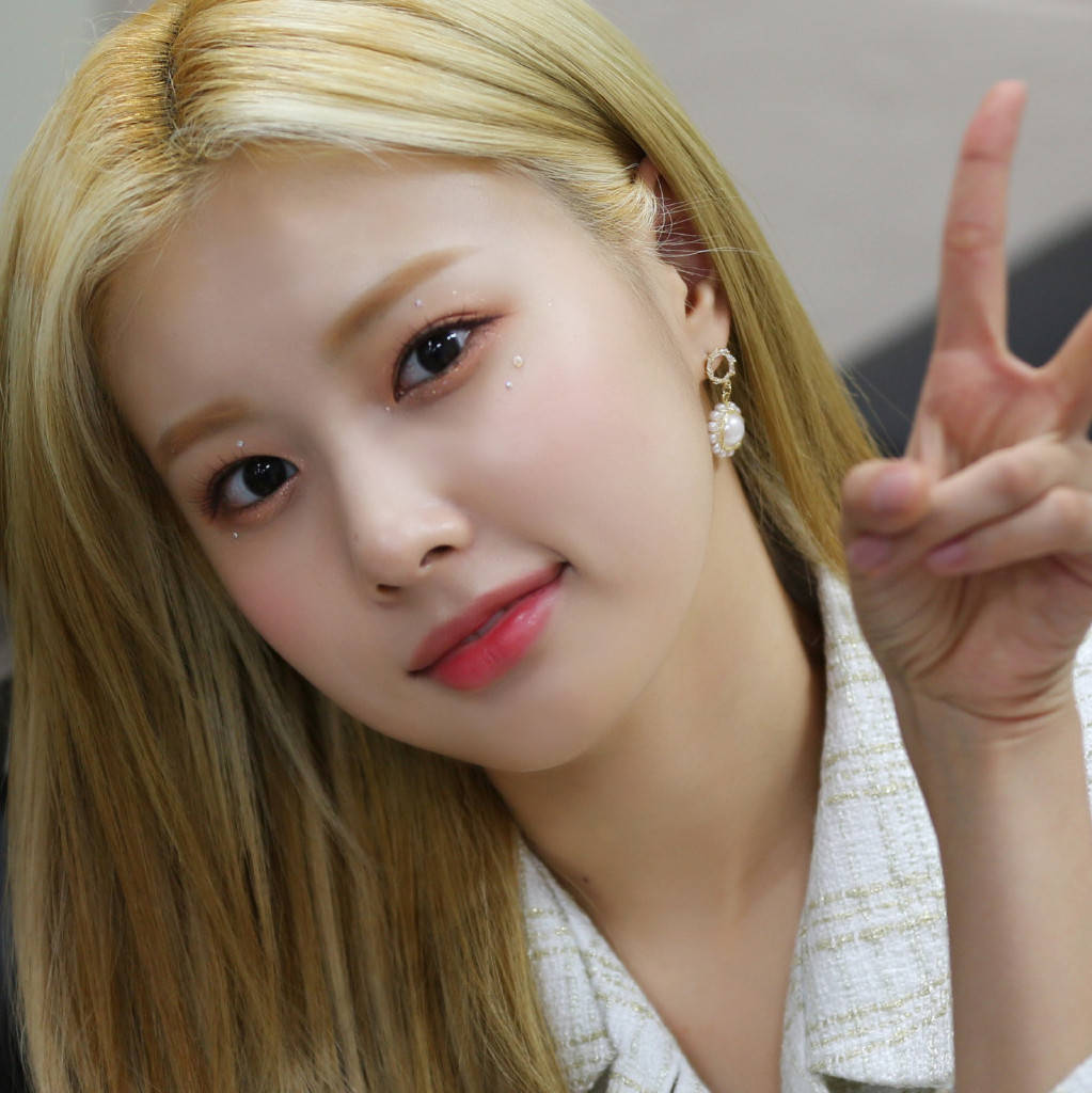 毛衣 IZONE最新私服照太养眼！成员穿搭风格迥异，金珉周无惧秀素颜