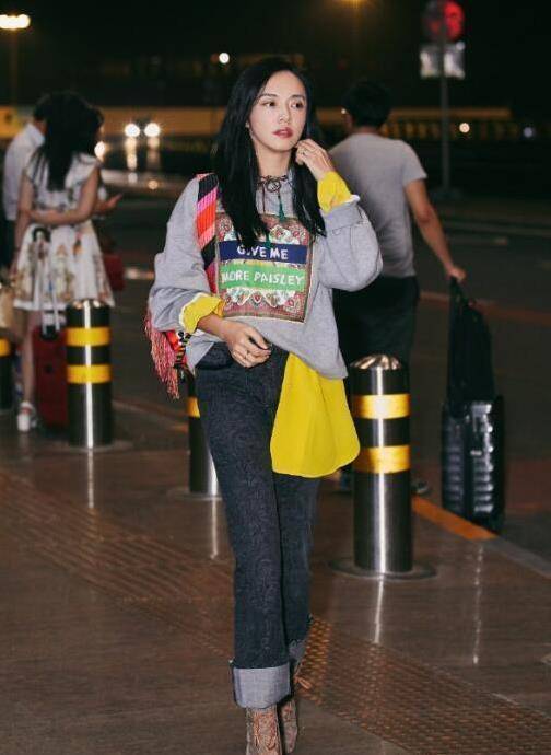 颜色|姚晨印花卫衣搭配牛仔裙，少女感十足！