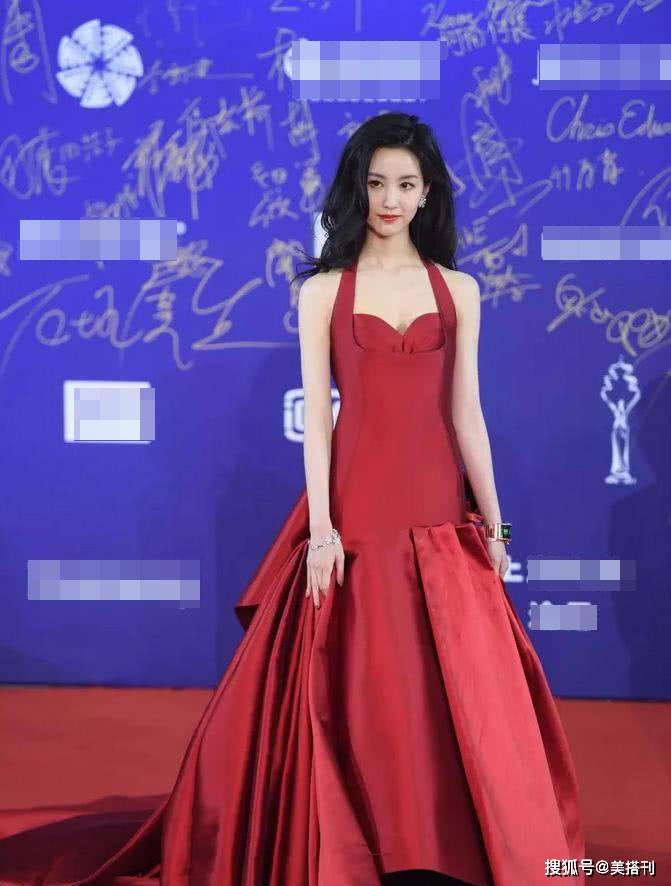 白裙 陈都灵不要再浓妆艳抹了!一袭小黑裙亮相,网友:简简单单的最美