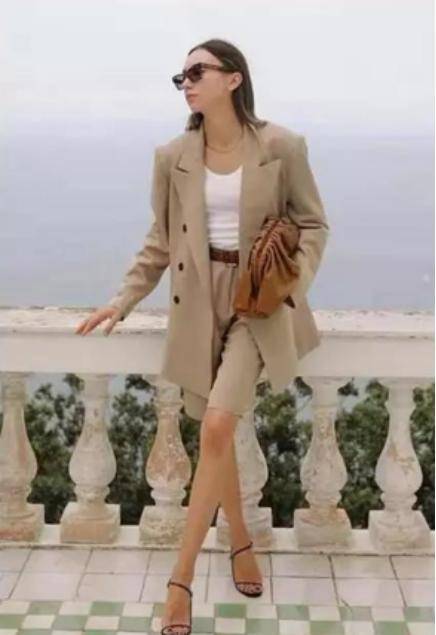 服装 春季挑西装却穿不出气质感？教你从面料、细节上下功夫，超实用