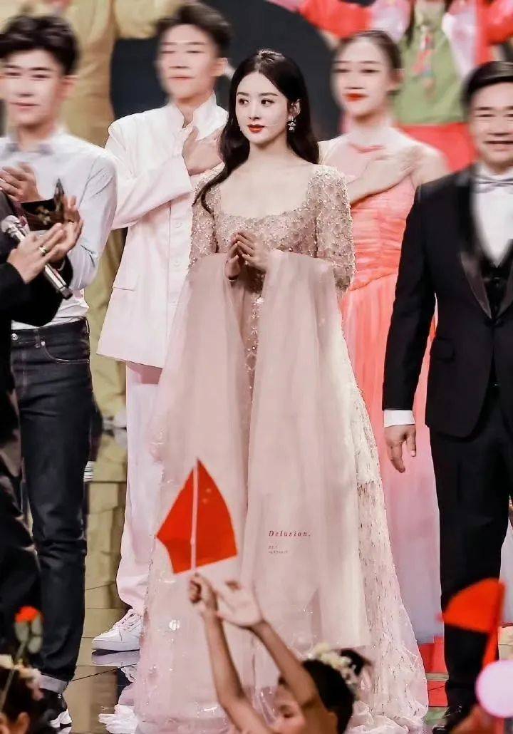 大球|中秋晚会女星神仙打架：刘诗诗头顶“大球”，赵丽颖与景甜撞衫