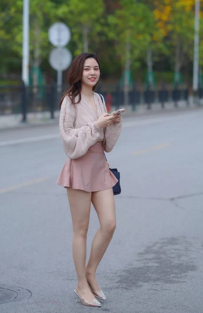 女生 长相甜美的女生怎么穿才耐看？裙装是必不可少的，娇俏艳丽又清新