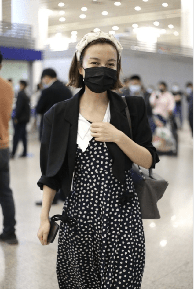 刘海 吴昕素颜也不丑，就是不梳刘海显得额头有点大，但穿着打扮仍精致