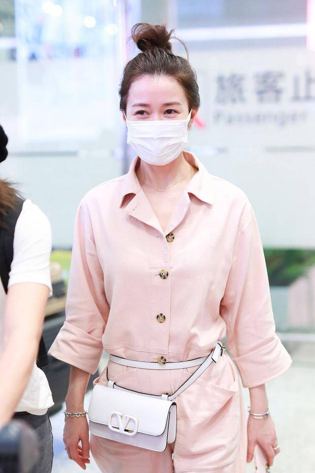 细节 佘诗曼素颜好显嫩,穿粉色连体裤扎丸子头,一点看不出是奔五的人