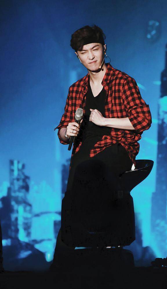 面料 张艺兴越来越有男人味了，蓝色衬衫配白裤清新潇洒，身材挺瘦的