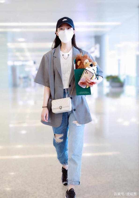 黑色 宋轶素颜现身机场，颜值高就是自信，穿短袖西装配T恤很吸睛