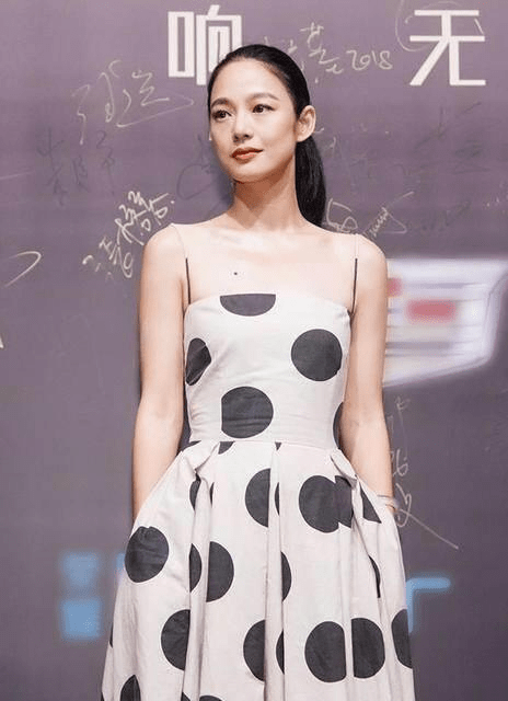 身材 周韵素颜和老公出门，扎丸子头暴露发际线，穿基础款气质却高级