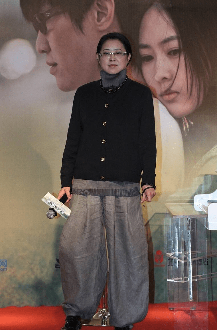 藏蓝色 62岁的倪萍穿搭简约，看着沧桑但气质挺好，素颜出行不惧镜头