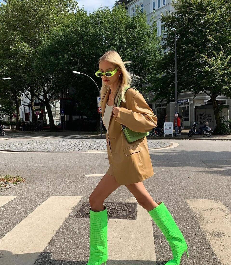 曲线 初秋超时髦的搭配：短裙+长靴，不仅秀出了曲线，还有满满复古感