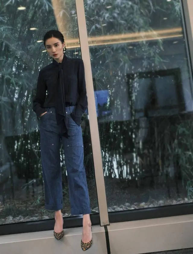 宋佳挺 宋佳挺有自信，穿搭低调素颜走机场，有了“阿姨”味道气质却高级